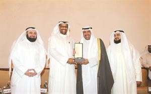 طلال الرشدان متسلما درع الكويتية للاستثمار من الفهد