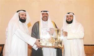 دعبدالرزاق الشايجي ودوليد الطبطبائي يقدمان درعا تذكارية للشيخ احمد الفهد