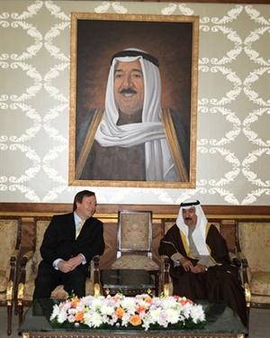 الشيخ جابر العبدالله قبيل مغادرته البلاد وفي وداعه السفير البريطاني﻿