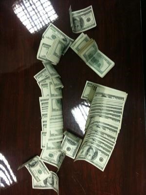 جانب من الدولارات المضبوطة في مطار الكويت الدولي﻿