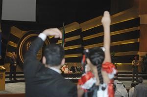 اب وابنته في انتظار السماح لهما بالحديث﻿