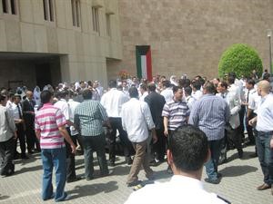جانب من الاعتداء على سيارة اعضاء السفارة﻿