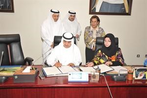 السديراوي والعمر يوقعان الاتفاقية وتظهر في الصورة الوزيرة الحمود﻿