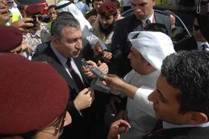 دشرف متحدثا للصحافة
