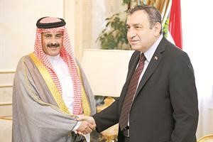 دعصام شرف مصافحا الشيخ مبارك الدعيج في بداية اللقاء﻿