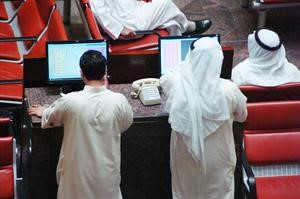 بعض المتداولين يتابعون العروض والطلبات عبر شاشة الكمبيوتر قاسم باشا