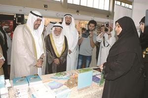 الشيخ احمد الفهد في حوار مع احدى المشاركات في المعرض﻿