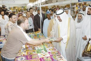 الشيخ احمد الفهد يطلع على بعض المعروضات﻿