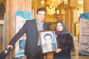 الزميلة فوزية الابراهيم تقدم الصورة للاعلامي جورج قرداحي﻿