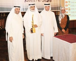 عبدالقادر العجيل متسلما جائزة المركز الاول﻿