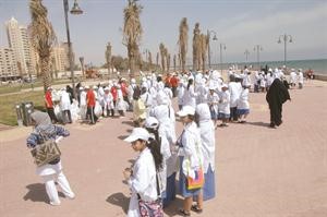 انتشار الطلبة في مجموعات على الشاطئ	محمد ماهر﻿