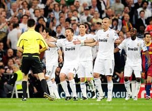 احتجاج لاعبي ريال مدريد على الحكم الالماني فولفغانغ ستارك لحظة طرده بيبي افپ