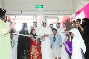 الشيخ طلال الفهد خلال قص الشريط ايذانا بالافتتاح