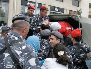  وتضع شابا من الذين حاولوا اقتحام البرلمان احتجاجا على الاوضاع في سيارة الامن محمود الطويل