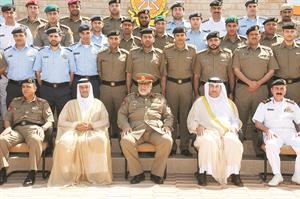 الشيخ احمد الخالد وعبدالله بوقحوص وعلي الملا وحامد القلاف واحمد اليتامى في صورة مع الخريجين﻿
