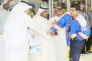 احمد العجمي يتسلم جائزة افضل لاعب من الشيخ مبارك سالم المبارك ويبدو فهيد العجمي وحسين الفيلكاوي 