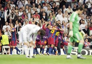 فرحة لاعبي برشلونة بالفوز والحسرة تبدو على لاعبي ريال مدريد 	افپ﻿