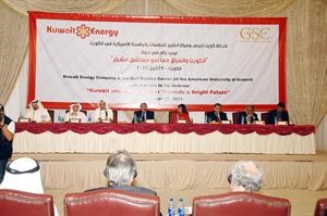 المشاركون في ندوة الكويت والعراق
