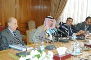 رئيس البرلمان العربي علي الدقباسي مترئسا احد الاجتماعات﻿
