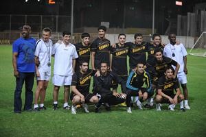 المدرب الصربي غوران ماتكوفيتش مع لاعبي القادسية ﻿