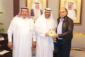 الشيخ احمد الفهد يتسلم درعا تذكارية من جياني ميرلو بحضور فيصل القناعي﻿