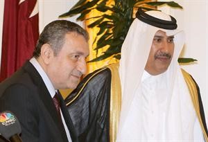 رئيس الوزراء القطري الشيخ حمد بن جاسم بن جبر ال ثاني ونظيره المصري دعصام شرف في الدوحة امس الاولاپ