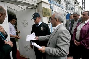 ناشطو حقوق الانسان الاتراك يسلمون السفارة السورية في انقرة رسالة احتجاج امس 	افپ﻿