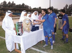 نجم نادي الشباب محمد اشكناني يتسلم ميدالية المركز الاول في دوري الدرجة الاولى