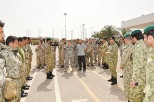 العقيد الركن خالد راكان يعطي تعليماته للجنود المشاركين في البيان﻿