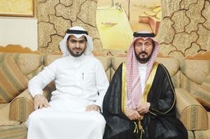 العم عبدالله فالح رتيبان مع ابنه المهندس فيصل