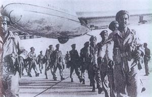 جنود كويتيون لدى وصولهم الى مطار القاهرة عام 1967 ويبدو الشهيد الشيخ فهد الاحمد في يسار الصورة وعبدالله رتيبان بالطابور