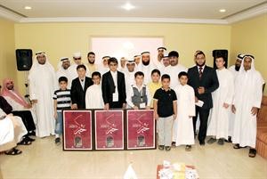 دعبدالمحسن الخرافي ومسؤولو المنابر في لقطة تذكارية مع الفائزين﻿
