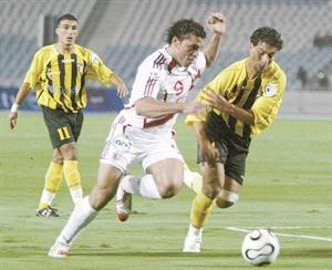نجم الزمالك عمرو زكي يفند الشائعات باعلان اعتزاله