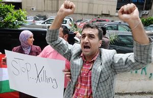 تظاهرة معارضة للنظام السوري امام السفارة السورية في بيروت 