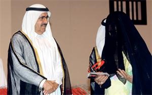 سلامة المزروعي تتسلم جائزتها﻿