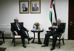 رئيس السلطة الفلسطينية محمود عباس مستقبلا وزير الخارجية الاسترالي كيفين رود في الضفة الغربيةاپ﻿