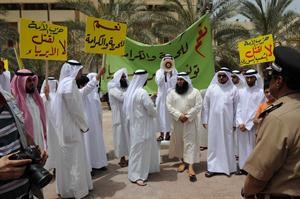 المتضامنون يستمعون لتوجيهات رجال الامن 						سعود سالم﻿