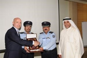 مدير عام نادي الكورنيش اولينفرا واسامة المطوع يقدمان درعا تذكارية لمدير اطفاء محافظة حولي محمد المحميد﻿