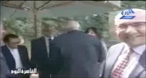 صورة البرادعي كما انتشرت على اليوتيوب وهو يقبل الصحافية﻿