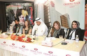 ديما الجندي وديما بياعة ونيلي زهار وخالدة الحربي والزميل فالح العنزي اثناء المؤتمر الصحافي
