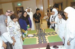 الشيخة فادية السعد مع الطالبات المشاركات﻿