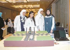 طالبات مشاركات في المعرض﻿