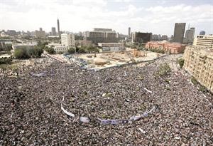 نعم بعض الجماعات والتيارات تحاول القفز على ثورة 25 يناير