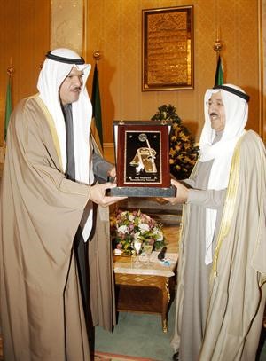 صاحب السمو الامير الشيخ صباح الاحمد يتسلم درعا من الشيخ سلمان الحمود﻿
