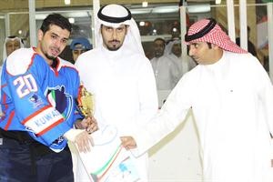 الشيخ جابر البندر وفهيد العجمي يسلمان كاس افضل لاعب لاحمد العجمي﻿