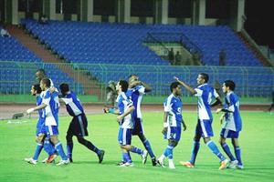 فرحة لاعبي الهلال بعد فوزهم على الرائد ليتوجوا رسميا بلقب الدوري	نقلا عن موقع نادي الهلال السعودي﻿