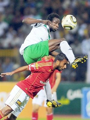 لاعب الاهلي حسام عاشور يصارع محترف المصري عبدالله سيسيه﻿