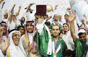 الامير عبدالعزيز بن فهد يشارك المنتخب السعودي فرحة الفوز باللقب﻿