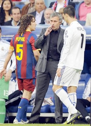 مدرب ريال مدريد جوزيه مورينيو يوجه تعليماته لرونالدو وبويول يراقبافپ﻿