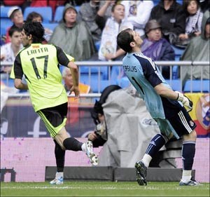 لاعب ريال سرقسطة انخل لافيتا يحتفل بهدفه في مرمى حارس ريال مدريد ايكر كاسياس افپ